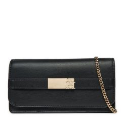 Torebka Tommy Hilfiger. Czarne kopertówki Tommy Hilfiger, bez wzorów, wizytowe, bez dodatków. Za 319.99 zł.