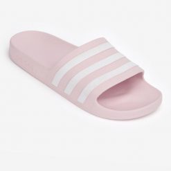 Klapki basenowe ADIDAS Adilette Aqua. Białe klapki adidas, bez wzorów, z materiału, eleganckie, bez obcasa, bez zapięcia. W wyprzedaży za 79.99 zł.