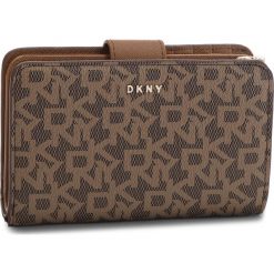 Duży Portfel Damski DKNY - Bryant Sm Carryall R831J659 Mocha Logo-Vic 9MV. Brązowe portfele DKNY, bez wzorów, ze skóry ekologicznej. W wyprzedaży za 289.00 zł.