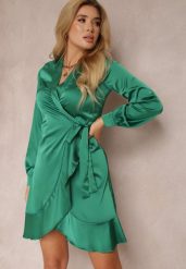 Zielona Sukienka Klymilea. Zielone sukienki Renee, na randkę, m, bez wzorów, z satyny, eleganckie, bez kołnierzyka, bez ramiączek, mini, kopertowe. W wyprzedaży za 31.99 zł.