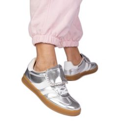 Srebrne sneakersy trampki damskie sportowe srebrny. Szare trampki bez wzorów, z materiału, przed kostkę, bez zapięcia, trekkingowe. Za 84.03 zł.