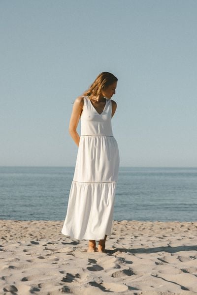 SUKIENKA ALISSA BIAŁA S - Flawless. Białe sukienki Flawless, na co dzień, s, bez wzorów, wakacyjne, bez kołnierzyka, bez ramiączek, midi, proste. Za 316.80 zł.