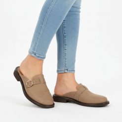 Klapki damskie Armodo, skórzane typu mule z zabudowanym noskiem i ozdobnym paskiem z klamrą osadzone na niskim obcasie, beżowe, 1720. Brązowe klapki Armodo, bez wzorów, z jeansu, eleganckie, bez obcasa, na obcasie, bez zapięcia. Za 359.00 zł.