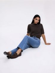 Sweter z krótkim rękawem - brązowy. Brązowe swetry Reserved, l, bez wzorów, z dzianiny, bez ramiączek. Za 89.99 zł.