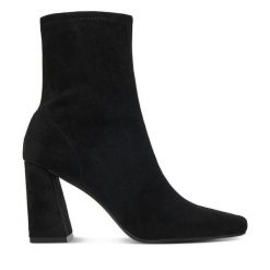 Botki DeeZee. Czarne botki DeeZee, bez wzorów, bez obcasa, na słupku, bez zapięcia. Za 179.99 zł.