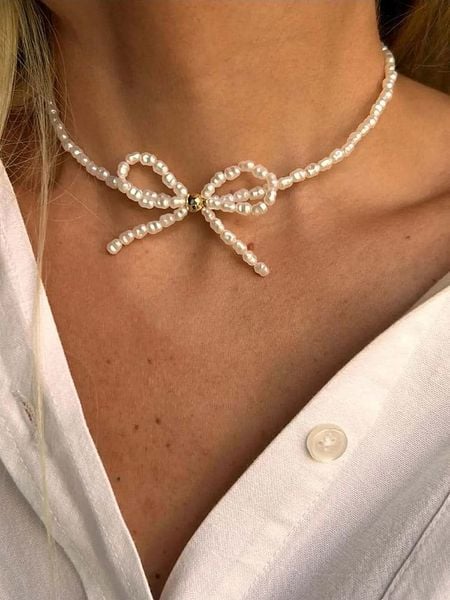 Heliophilia Naszyjnik z cyrkoniami rozmiar: onesize. Białe naszyjniki Heliophilia, z materiału, z cyrkonią, z mosiądzu. Za 35.02 zł.