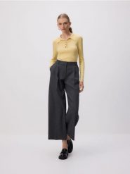 Sweter polo z wełną - jasnożółty. Żółte swetry Reserved, l, bez wzorów, z dzianiny, bez ramiączek. Za 129.99 zł.