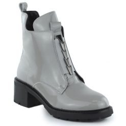 Skórzane botki damskie na klocku lakierowane szare Jezzi 24172-3. Szare botki Jezzi, bez wzorów, z lakierowanej skóry, bez obcasa, bez zapięcia. Za 127.99 zł.