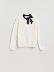 Sweter z ozdobną kokardą - kremowy. Białe swetry Reserved, l, bez wzorów, z dzianiny, bez ramiączek. Za 109.99 zł.