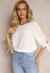 Biała Bluzka z Wiązaniami na Rękawach 3/4 Fildreda. Białe bluzki Renee, bez wzorów, bez kołnierzyka, bez ramiączek. W wyprzedaży za 47.99 zł.