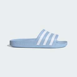 Klapki adilette Aqua. Białe klapki adidas, bez wzorów, sportowe, bez obcasa, bez zapięcia. Za 119.00 zł.