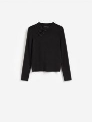 Sweter z ozdobnym detalem - czarny. Czarne swetry Reserved, l, bez wzorów, z dzianiny, bez ramiączek. Za 119.99 zł.