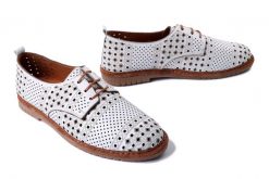 MANITU 840136-03 weiss, półbuty letnie damskie. Białe półbuty wsuwane Manitu, na lato, w ażurowe wzory, ze skóry, bez obcasa. Za 223.93 zł.