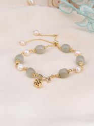 L'Atelier de Gaia Pozłacana bransoletka z jadeitem i perłami rozmiar: onesize. Szare bransoletki L'Atelier de Gaia, z jadeitem, pozłacane. Za 60.99 zł.