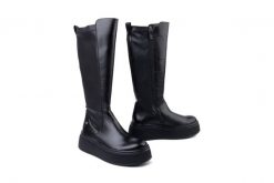 MACIEJKA 07111-01/00-8 czarny, kozaki damskie. Czarne kozaki Maciejka, bez wzorów, z polaru, bez obcasa, bez zapięcia. Za 582.81 zł.