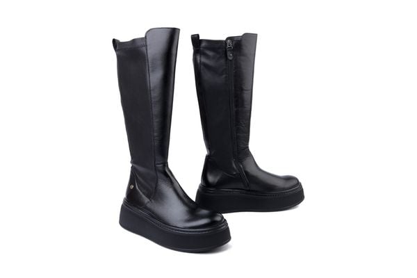 MACIEJKA 07111-01/00-8 czarny, kozaki damskie. Czarne kozaki Maciejka, bez wzorów, z polaru, bez obcasa, bez zapięcia. Za 582.81 zł.