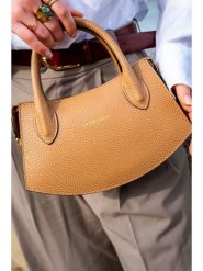 Victor & Hugo Paris Skórzana torebka "Versailles" w kolorze beżowym - 25,5 x 14,5 x 6,5 cm rozmiar: onesize. Brązowe torebki klasyczne Victor & Hugo Paris, bez wzorów, z materiału, przez ramię, bez dodatków. Za 361.99 zł.