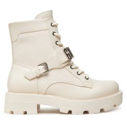 Trzewiki Guess. Botki Guess, z aplikacjami, bez obcasa, na płaskiej podeszwie, bez zapięcia. Za 509.99 zł.