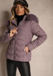 Ciemnofioletowa Kurtka z Pikowanymi Przeszyciami i Odpinanym Kapturem Ocieplana Futrem Reanara. Fioletowe kurtki Renee, na zimę, l, bez wzorów, z futra, eleganckie. Za 184.99 zł.