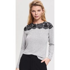 Bluzka z ozdobną koronką - Jasny szar. Bluzki marki Reserved. W wyprzedaży za 39.99 zł.