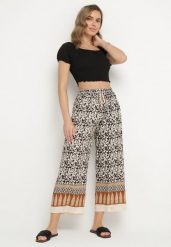 Czarne Bawełniane Spodnie z Wysokim Stanem o Długości 7/8 ze Wzorem Boho Lisavinea. Czarne jeansy Born2be, z aplikacjami, z bawełny, boho, z podwyższonym stanem. Za 49.99 zł.