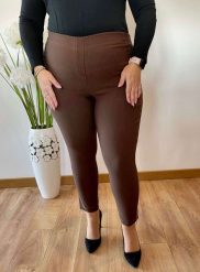 Brązowe spodnie chinosy Nina z zamkami 7/8 PLUS SIZE XXL. Brązowe chinosy Nasi partnerzy, bez wzorów, z elastanu, biznesowe, krótkie. Za 159.90 zł.