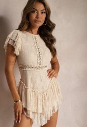 Beżowy Ażurowy Kombinezon z Krótkim Rękawem i Falbanami Tinabette. Brązowe sukienki Renee, na co dzień, m, z aplikacjami, eleganckie, bez kołnierzyka, bez ramiączek, mini, proste. W wyprzedaży za 119.99 zł.