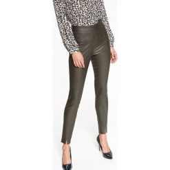 DOPASOWANE SPODNIE DAMSKIE Z IMITACJI SKÓRY W KOLORZE KHAKI. Brązowe spodnie materiałowe TOP SECRET, bez wzorów, ze skóry ekologicznej, eleganckie. W wyprzedaży za 59.99 zł.