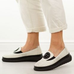 Białe skórzane ażurowe półbuty damskie Vinceza 95388. Białe półbuty wsuwane VINCEZA, na lato, z aplikacjami, z jeansu, biznesowe, z okrągłym noskiem, bez obcasa. W wyprzedaży za 197.10 zł.