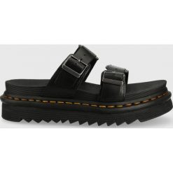 Dr. Martens klapki skórzane Myles damskie kolor czarny na platformie. Czarne klapki Dr Martens, bez wzorów, z gumy, bez obcasa, na platformie, bez zapięcia. W wyprzedaży za 469.99 zł.