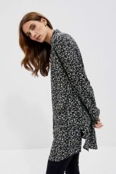 Długa koszula oversize z wiskozy czarna. Czarne koszule MOODO, xs, bez wzorów, z wiskozy, bez kołnierzyka, bez ramiączek. W wyprzedaży za 35.99 zł.