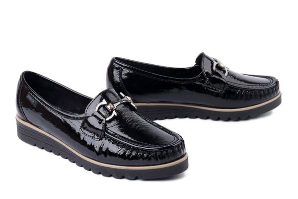 SOLO 023W2 czarny napl. Gu, półbuty damskie. Czarne półbuty wsuwane Solo, bez wzorów, bez obcasa, na koturnie. Za 216.67 zł.