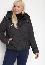 Czarna Pikowana Kurtka z Kieszeniami i Kapturem z Możliwością Odpięcia Nikigala. Czarne kurtki Born2be, plus size, bez wzorów, z jeansu, eleganckie. Za 249.99 zł.