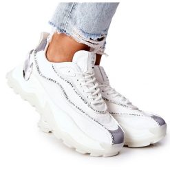 Damskie Sportowe Buty Cross Jeans II2R4017C Białe. Białe buty treningowe z aplikacjami, z jeansu, bez zapięcia. Za 284.44 zł.