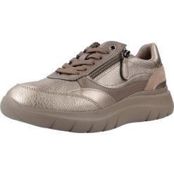 Buty GEOX D PLUMMERY Brąz. Brązowe trekkingi Geox, bez wzorów, ze skóry, bez zapięcia, trekkingowe. Za 366.99 zł.