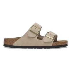 Klapki damskie BIRKENSTOCK Arizona LEVE Sandcastle. Brązowe klapki Birkenstock, bez wzorów, eleganckie, bez obcasa, bez zapięcia. Za 369.99 zł.