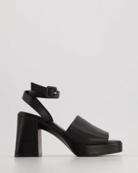 CZARNE SANDAŁY NA SŁUPKU 9558-1 BLACK. Czarne sandały Venezia, bez wzorów, ze skóry, bez obcasa, na słupku, bez zapięcia. Za 279.00 zł.