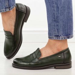 Zielone skórzane mokasyny damskie Vinceza 18131. Zielone mokasyny VINCEZA, bez wzorów, z jeansu, z okrągłym noskiem. W wyprzedaży za 192.72 zł.