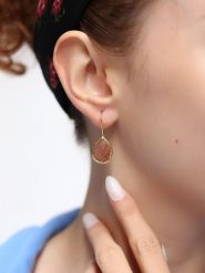 L'Atelier de Gaia Pozłacane kolczyki z kamieniami słonecznymi rozmiar: onesize. Brązowe kolczyki L'Atelier de Gaia, pozłacane. Za 39.99 zł.