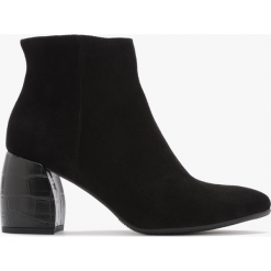 Botki na ściętym słupku CATRINA. Czarne botki Ryłko, bez wzorów, ze skóry, z okrągłym noskiem, bez obcasa, na obcasie, bez zapięcia. Za 329.99 zł.