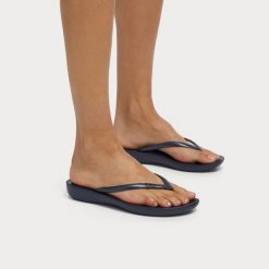 Klapki damskie FitFlop Iqushion Ergonomic TPU. Brązowe klapki FIT FLOP, bez wzorów, bez obcasa, bez zapięcia. Za 225.50 zł.