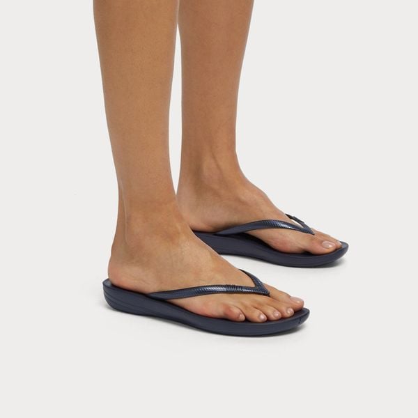 Klapki damskie FitFlop Iqushion Ergonomic TPU. Brązowe klapki FIT FLOP, bez wzorów, bez obcasa, bez zapięcia. Za 225.50 zł.