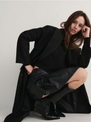 Koronkowa bluzka z wiskozy - czarny. Czarne bluzki Reserved, l, bez wzorów, z dzianiny, bez kołnierzyka, bez ramiączek. W wyprzedaży za 89.99 zł.