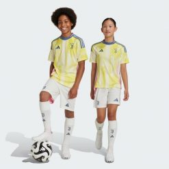 Szorty Juventus 24/25 Away Kids. Białe szorty adidas, bez wzorów, z materiału, sportowe. W wyprzedaży za 143.20 zł.