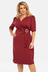 Sukienka swiąteczna ołówkowa z falbanką i ozdobną klamerką, kopertowy dekolt MARGA bordo. Sukienki KARKO, do pracy, plus size, bez wzorów, z elastanu, biznesowe, bez kołnierzyka, plus size, bez ramiączek, kopertowe. Za 189.50 zł.
