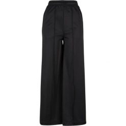 Spodnie Dresowe Damskie Pintuck. Czarne spodnie dresowe Urban Classics, bez wzorów, z dresówki, długie. Za 137.99 zł.