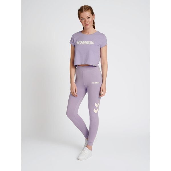 Damska koszulka crop top Hummel Legacy. Czerwone topy Hummel, xs, bez wzorów, sportowe, bez kołnierzyka, bez ramiączek. Za 94.00 zł.