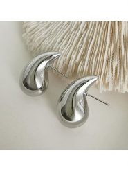 Atelier MIU Kolczyki-wkrętki rozmiar: onesize. Szare kolczyki atelier MIU, z mosiądzu. Za 52.99 zł.