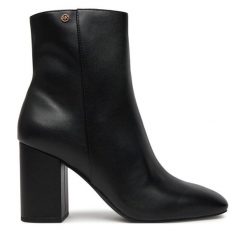 Botki MICHAEL Michael Kors. Czarne botki MICHAEL Michael Kors, bez wzorów, bez obcasa, na słupku, bez zapięcia. Za 549.99 zł.