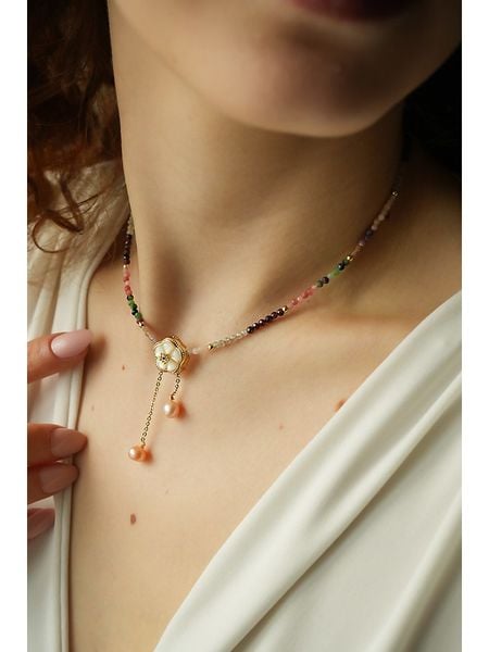 Pierres delicates Pozłacany naszyjnik z turmalinem - dł. 50 cm rozmiar: onesize. Czerwone naszyjniki Pierres delicates, z materiału, z perłą, pozłacane. Za 78.99 zł.